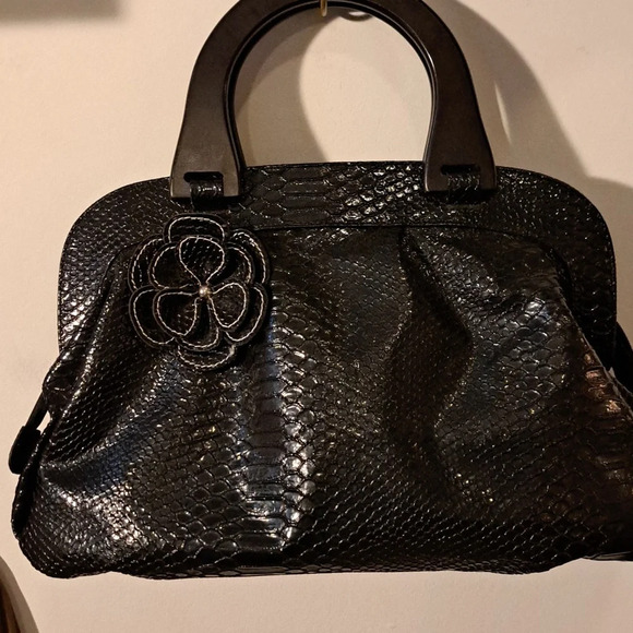 GIVEAWAY Black Vegan Snake Skin Bag With Wooden Handles - Picture 1 of 2